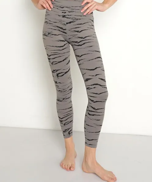 Beyond Yoga Bottoms>High Waisted Midi Legging Pewter Jacquard