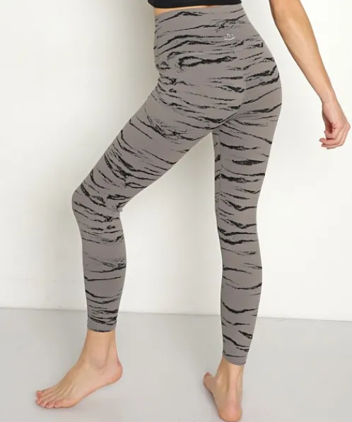 Beyond Yoga Bottoms>High Waisted Midi Legging Pewter Jacquard