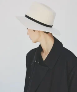 Janessa Leone Accessories>Luca Creme