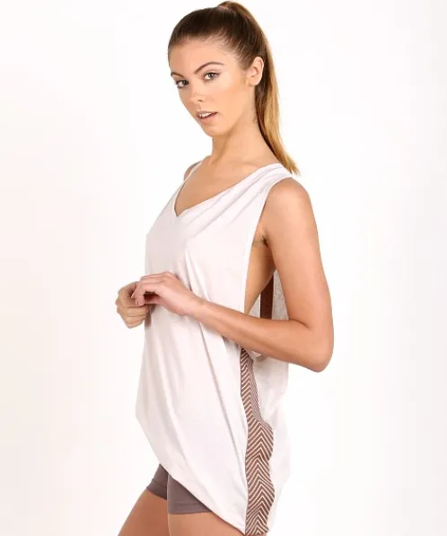 Olympia Activewear Tops>V Tee Bone/Chevron